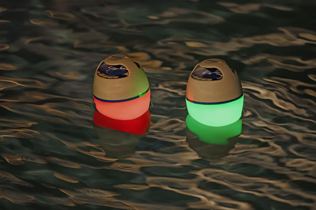 Cassa bluetooth acustica galleggiante con LED